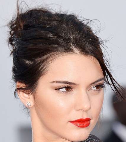 مكياج شفاه كيندال جينر الاحمر في كان