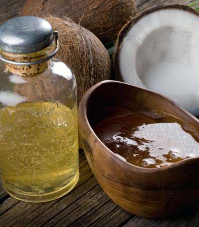 زيت جوز الهند هو أحد أكثر الزيوت شيوعا المستخدمة في العناية بالبشرة، الذي يتسلل إلى المسام بسلاسة، ويحميهات من البثور وحب الشباب