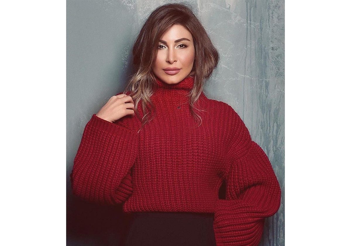 اطلالة الفنانة يارا بالكنزة الحمراء