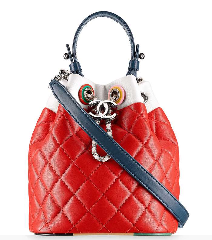 حقيبة Drawstring من CHANEL باسلوب الـ Bucket من مجموعة كروز 2017