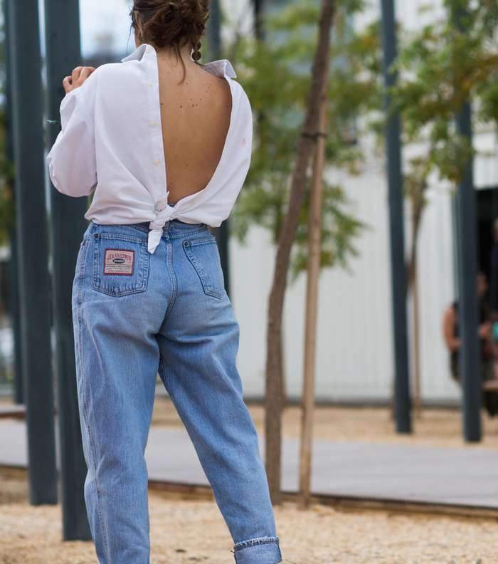 موضة الجينز مع القميص المفتوح عن الظهر في اليوم الثاني من فاشن فوروورد