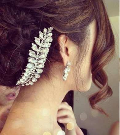 تسريحة الـ Updo المزيّنة بالأكسسوارات للعروس