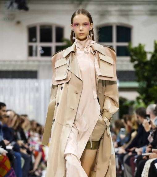 اطلالة بموضة الـ Layering من توقيع علامة فالينتينو