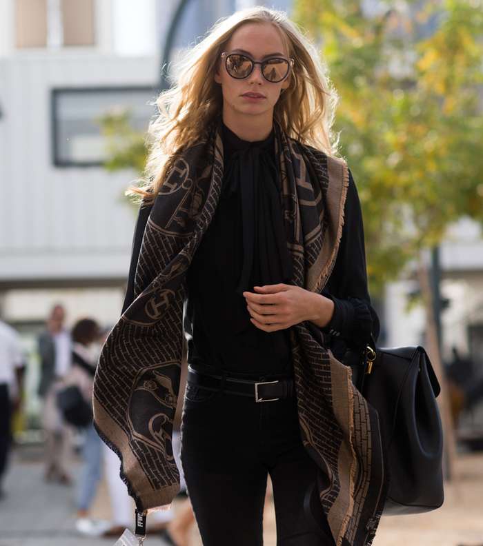 موضة الجينز الأسود والقميص الأسود بموضة القبة العالية في اليوم الثاني من فاشن فوروورد