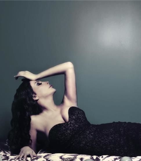 أليسا في فستان قصير باللون الأسود