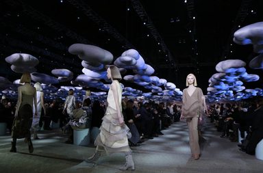 بالصور، إليك تصاميم Marc Jacobs لشتاء 2015