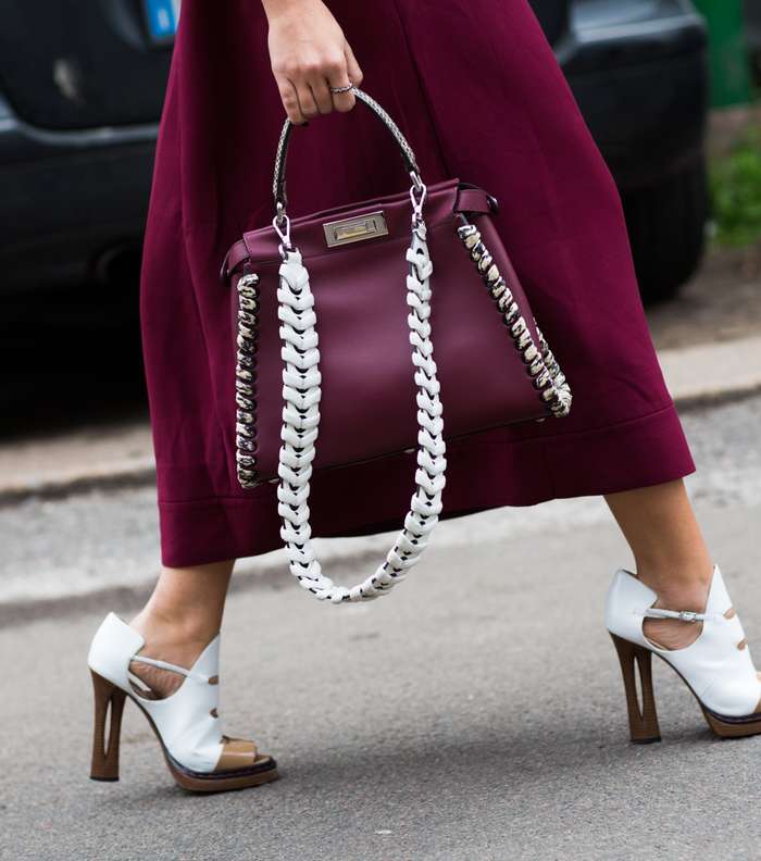 موضة الفستان متوسط الطول وحقيبة فندي بالرباط Strap الجديد من شوارع ميلانو