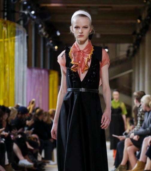 فساتين مع الياقات الكلاسيكية من توقيع علامة Miu Miu لصيف 2018