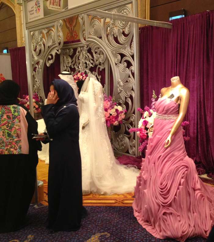 تصاميم لأجمل فساتين الأعراس والسّهرة في الملتقى والمعرض الوطني الثاني للأسر المنتجة