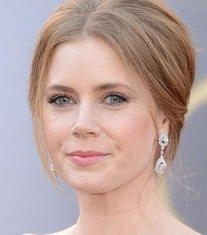 أحمر الشفاه الأحمر مع أوليفيا مان والنعومة مشعّة مع آمي آدامز