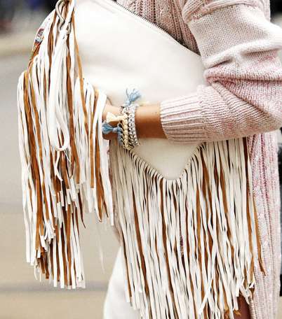 بالصور، اليك ابرز الطرق لاعتماد الازياء المزينة بالشراريب