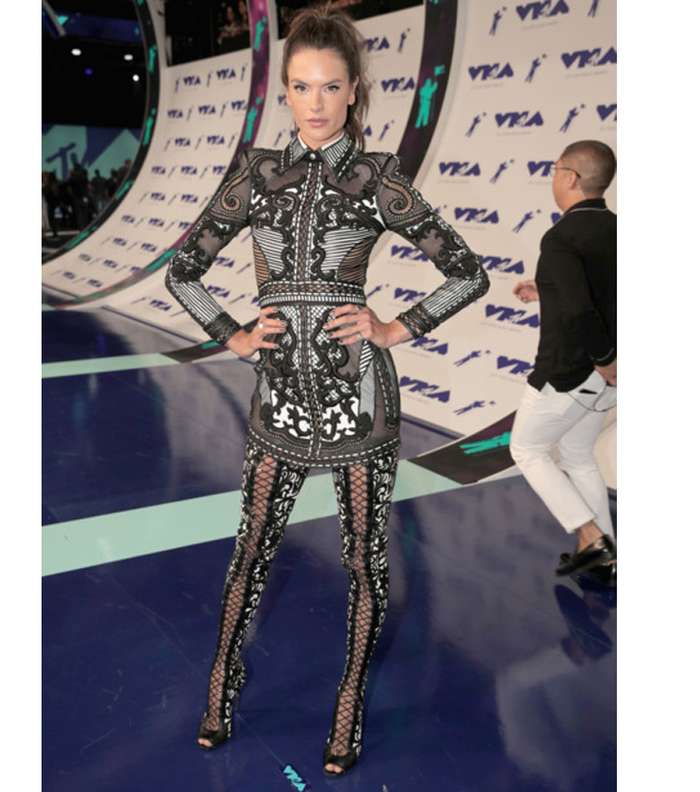اليسندرا امبروسيو بفستان من بالمان في حفل VMA 2017