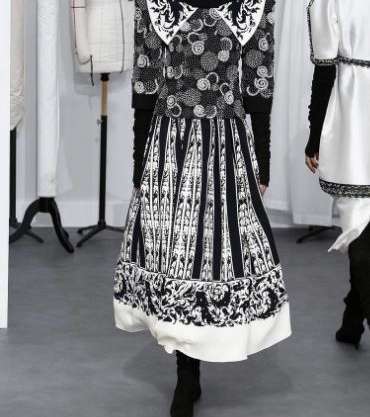 تعرفي على اخر صيحات للموضة مع مجموعة الازياء الراقية من توقيع دار CHANEL