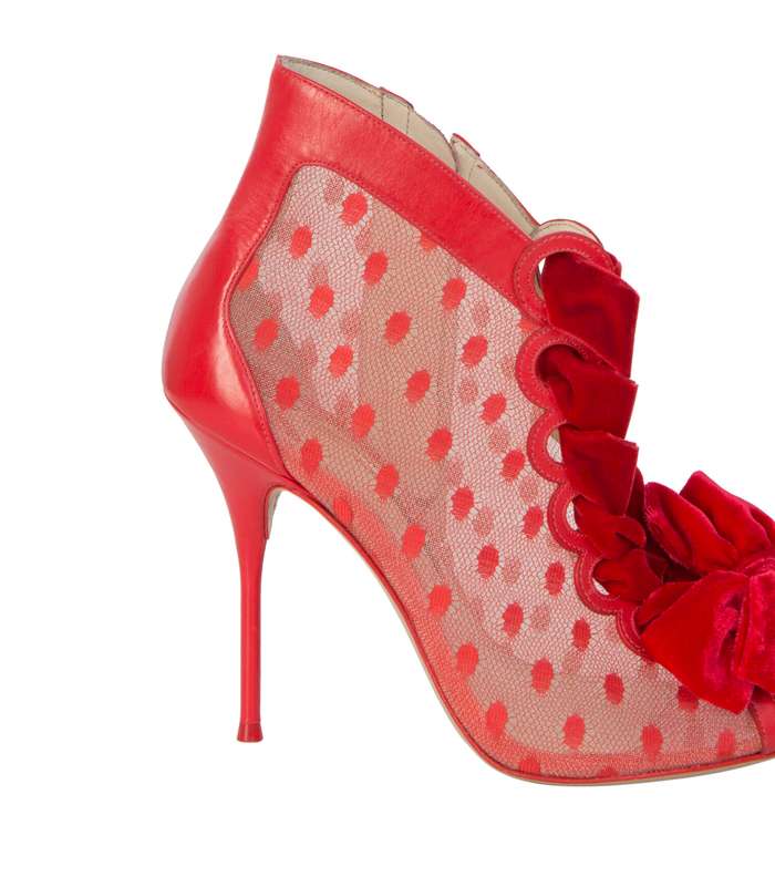 حذاء صوفيا ويبستر باللون الاحمر من متجر بلومينغديلز لاطلالة تناسب العيد