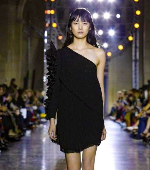 فستان قصير بقصة الكتف الواحد من توقيع علامة جيفنشي Givenchy