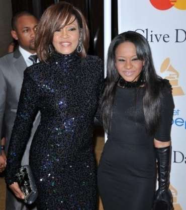 صور: والدة ويتني هيوستن تفضح خبايا حياة النجمة الراحلة في كتاب