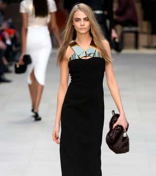 من أجمل إطلالات كارا ديليفين، إطلالتها في عرض أزياء بربري لشتاء 2013