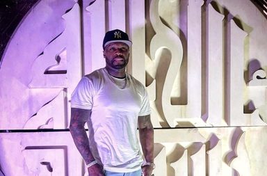 50 سينت مع أحد معالم مدينة جدة المعروفة 