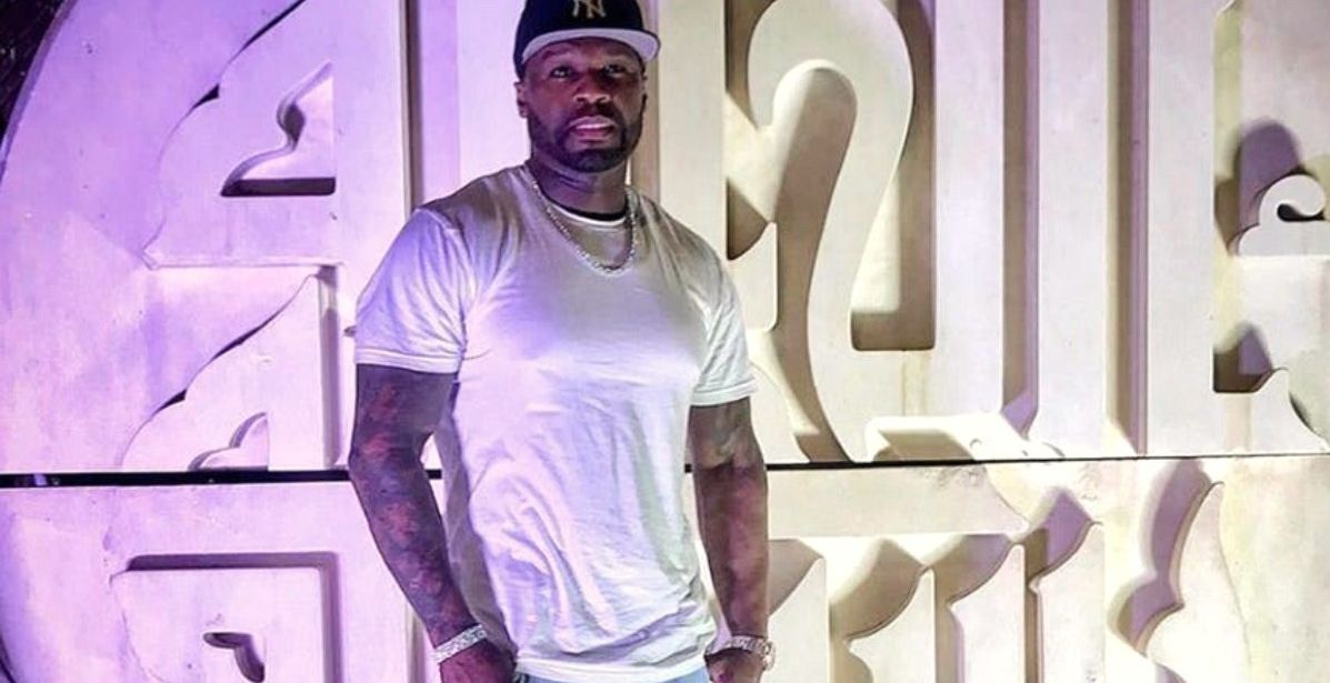 50 سينت مع أحد معالم مدينة جدة المعروفة