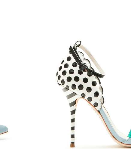 اختاري أجمل موديلات الأحذية المطبّعة بالأزهار من مجموعة Sophia Webster