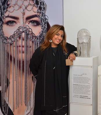 صورة بجانب البرقع