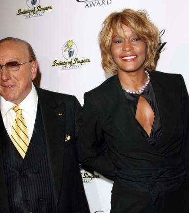 صور: والدة ويتني هيوستن تفضح خبايا حياة النجمة الراحلة في كتاب