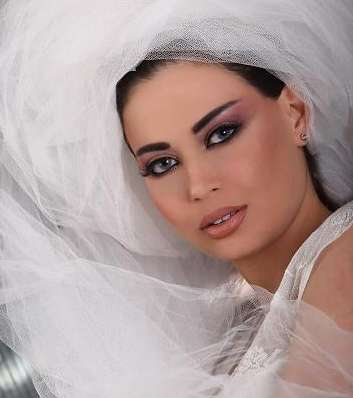 مكياج زهري وذهبي ناعم توقيع نبيل مخول