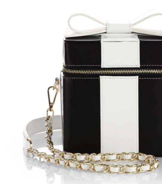 لاطلالة مميزة تناسب الاعياد، اختاري كلاتش Alice + Olivia