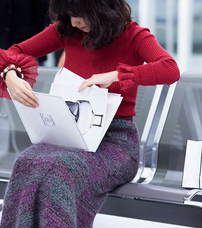 سمر يوسف تتصفح أخبار CHANEL على متن طائرة الدار الفرنسية