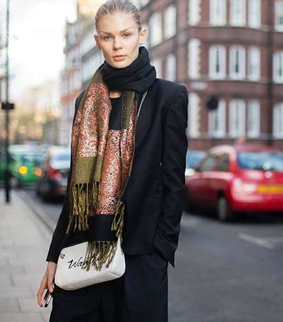 عارضة الازياء Elizabeth Ljadov تعتمد موضة الشال الطويل مع المعطف الماكسي