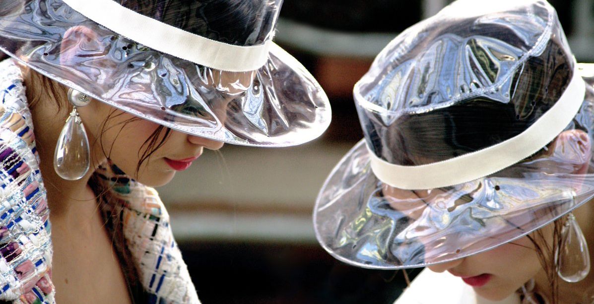 المجوهرات الشفافة الملونة