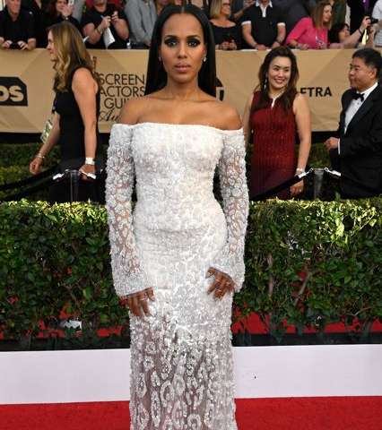 كيري واشنطن بفستان مطرز ابيض من روبيرتو كافالي في حفل SAG Awards 2017