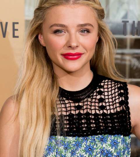 تسريحة الشعر المفرود مع كلوي غرايس موريتزفي The 5th Wave Photo Call