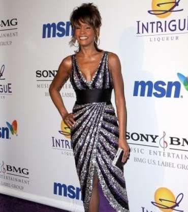 صور: والدة ويتني هيوستن تفضح خبايا حياة النجمة الراحلة في كتاب