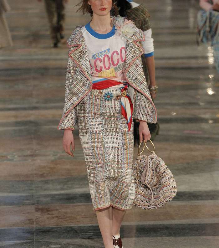 موضة الـ Tshirt المطبعة بشعار الدار من CHANEL كروز 2017