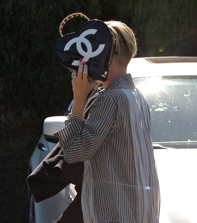 مايلي سايرس تختار حقيبة Chanel Vintage Heart Top Handle