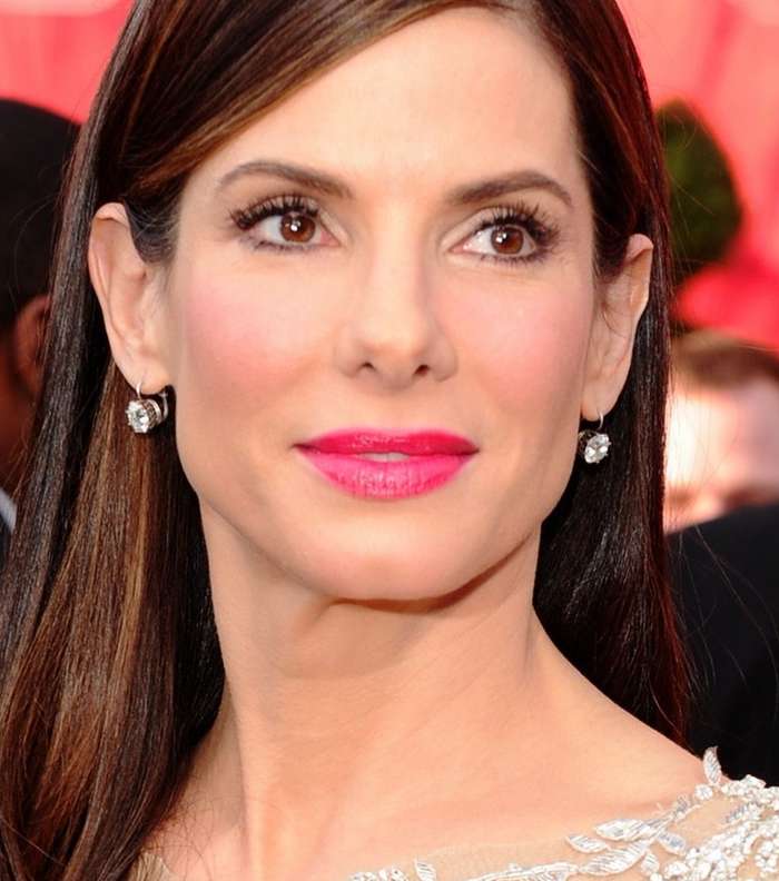 القوّة حصرتها بولوك بأحمر الشفاه