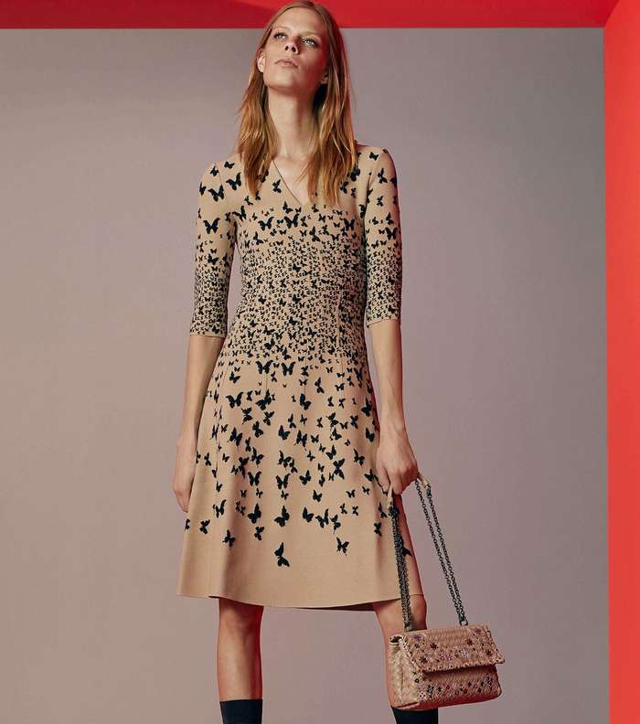 الفستان بقصة الـ Flare والمطبع بالفراشات من بوتيغا فينيتا من مجموعة Resort 2018