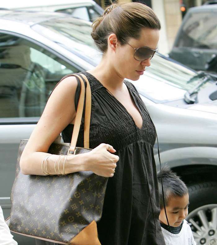 أنجيلينا جولي تتألق بحقيبة لويس فويتون Cabas Mezzo