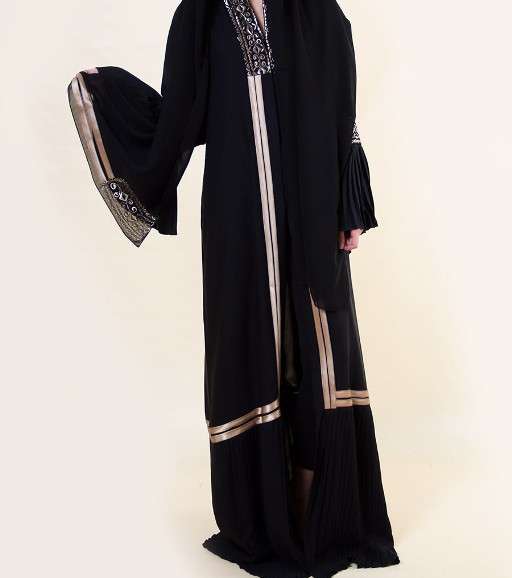 تصاميم عبايات مطرزة باللون الذهبي