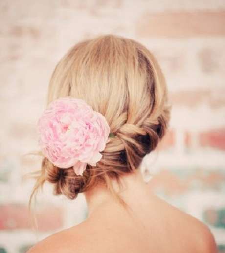 الضفيرة الخلفيّة المزيّنة بالوردة الكبيرة