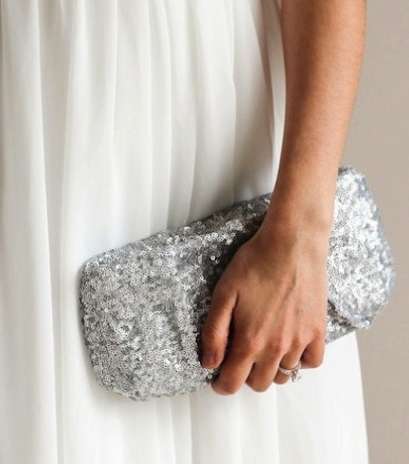 حقيبة سهرة صغيرة مشكوكة بالباييت تناسب ثوبك الأبيض