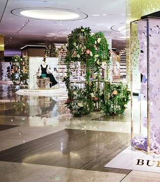نافذة متاجر Burberry في الشرق الأوسط