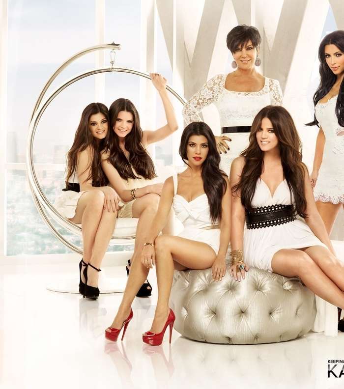 كريس تتوسّط بناتها في اعلان Keep up with the Kardashians