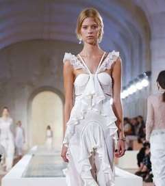 غيري إطلالتك مع مجموعة دار Balenciaga الجديدة لصيف 2016