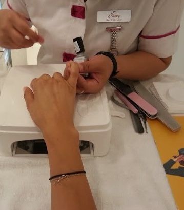 عناية كاملة بالاظافر إلى جانب الخدمات الجمالية الأخرى