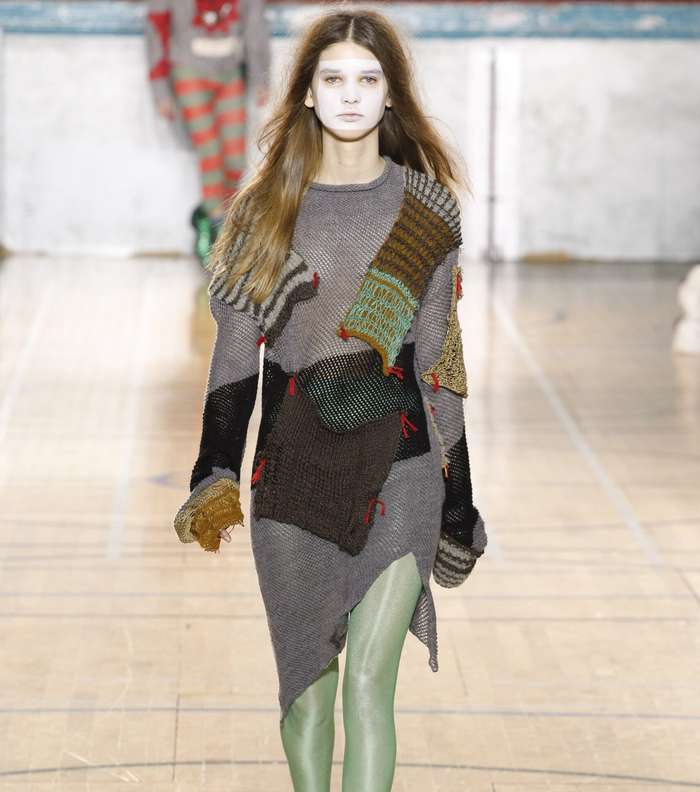 الصوف الممزق Knitwear من فيفيان ويستوود لشتاء 2017-2018 مع الجوارب الملونة