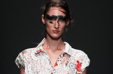 مكياج جريء في عرض مجموعة Vivienne Westwood في لندن