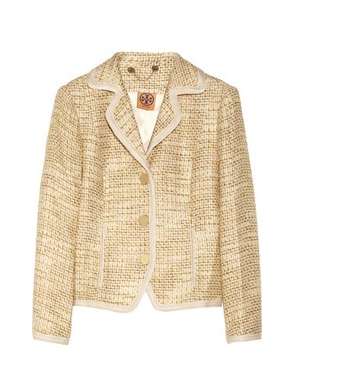 أضيفي لمسة حيويّة على سترة التويد واختاري لها الحقائب الملونة