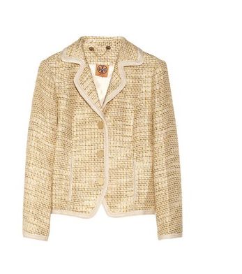 أضيفي لمسة حيويّة على سترة التويد واختاري لها الحقائب الملونة